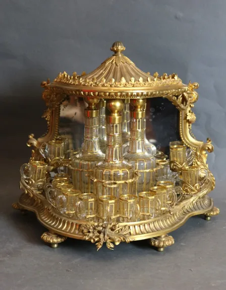 Cave à liqueurs en bronze doré XIXème