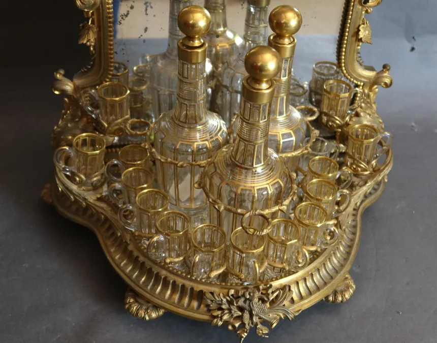 Cave à liqueurs en bronze doré XIXème