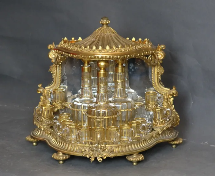 Cave à liqueurs en bronze doré XIXème