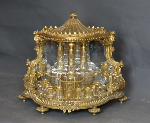 Cave à liqueurs en bronze doré XIXème