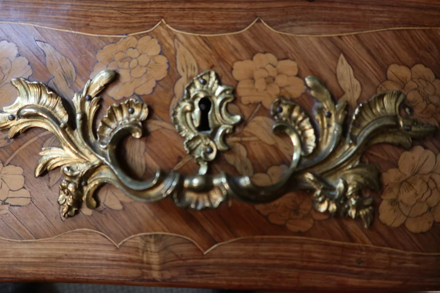 commode Louis XV marqueterie fleurs
