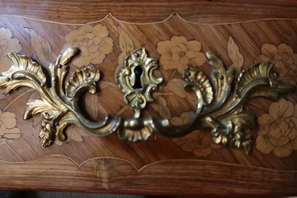 commode Louis XV marqueterie fleurs