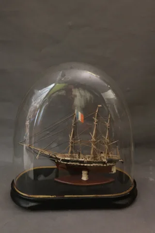 骨の模型船