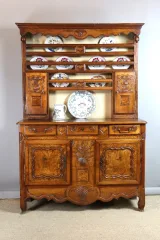 ACHTTIENDE-EEUWSE DRESSOIR
