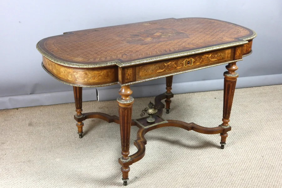 Table de milieu en marqueterie XIXème siècle