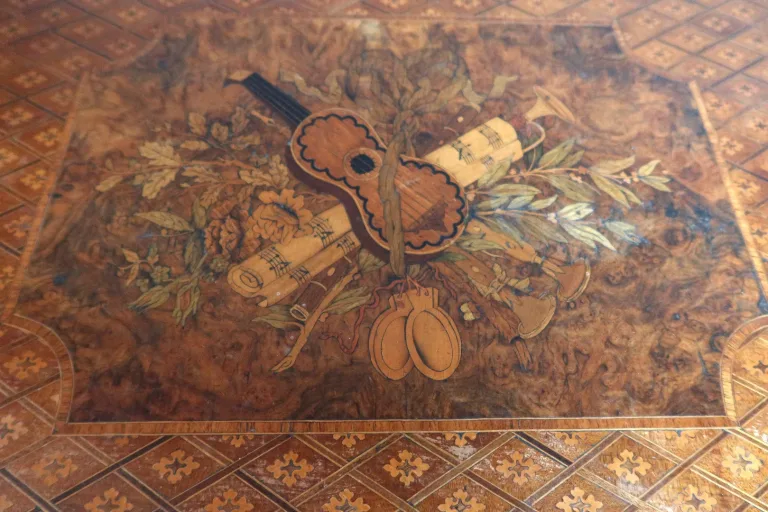 Table de milieu en marqueterie XIXème siècle
