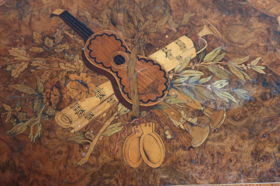 Table de milieu en marqueterie XIXème siècle