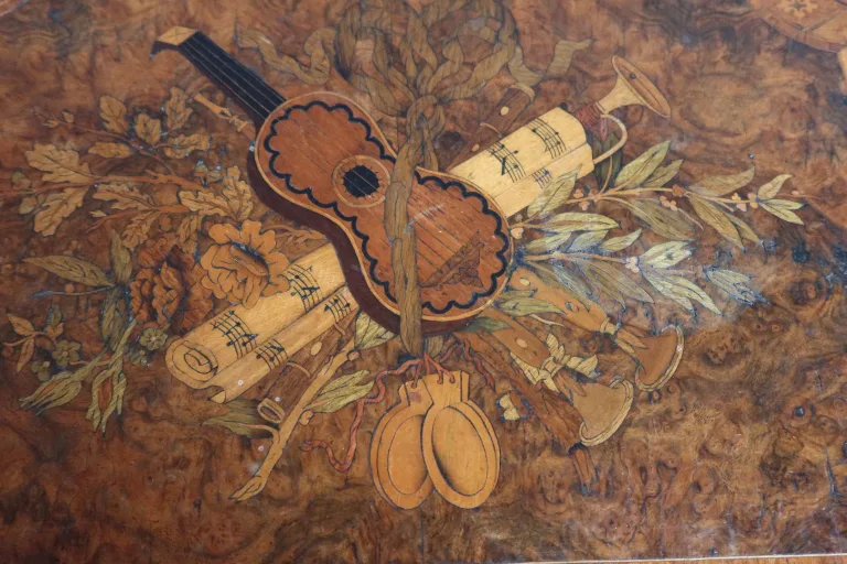 Table de milieu en marqueterie XIXème siècle