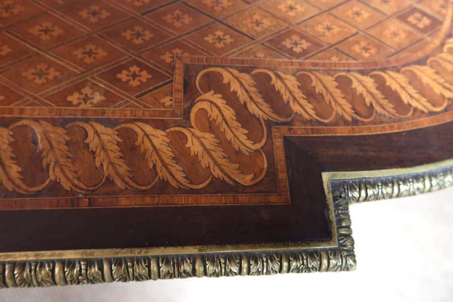 Table de milieu en marqueterie XIXème siècle