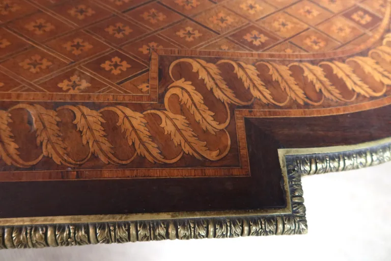 Table de milieu en marqueterie XIXème siècle