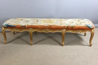 Grande banquette en bois doré style Louis XV