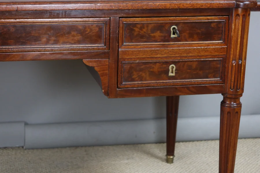 Bureau en acajou Louis XVI époque milieu XIX