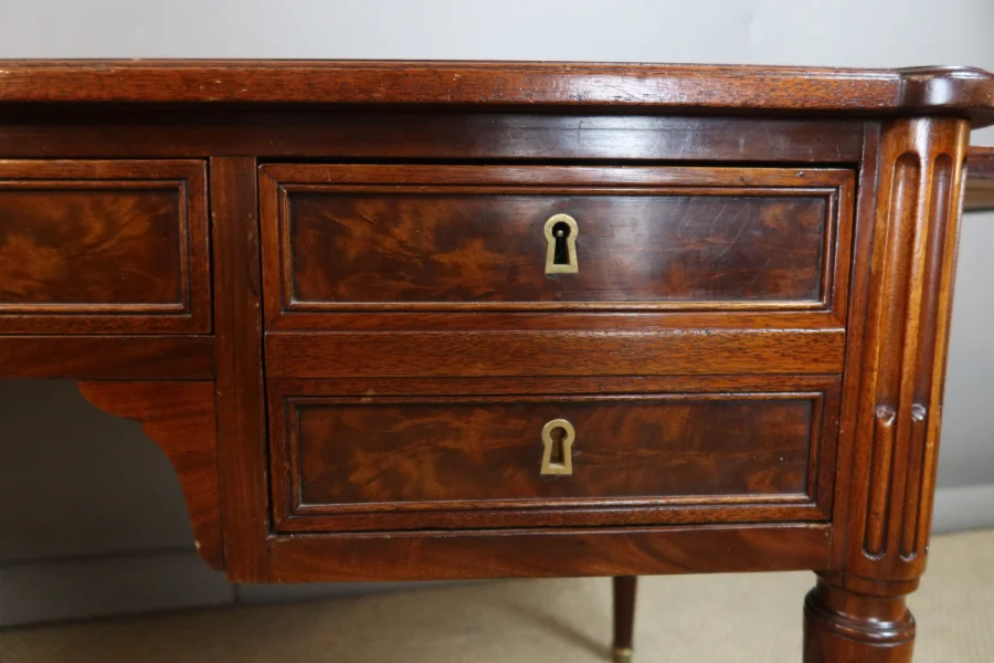 Bureau en acajou Louis XVI époque milieu XIX