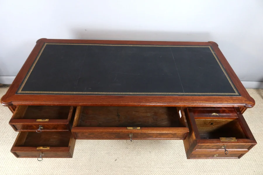 Bureau en acajou Louis XVI époque milieu XIX