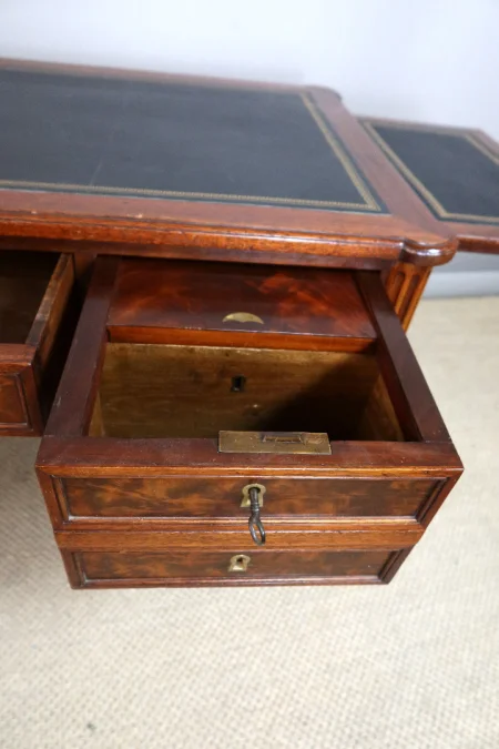 Bureau en acajou Louis XVI époque milieu XIX