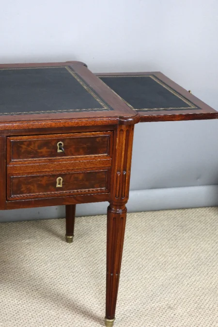 Bureau en acajou Louis XVI époque milieu XIX