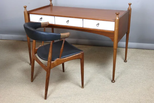VINTAGE SCHREIBTISCH UND STUHL