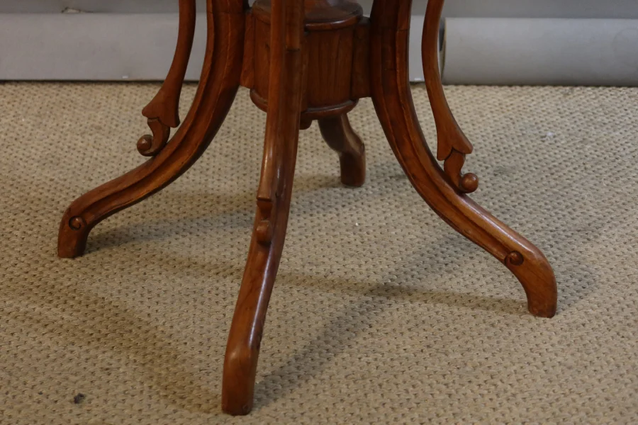 TABLE GUERIDON