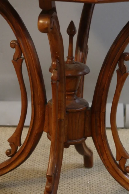 TABLE GUERIDON