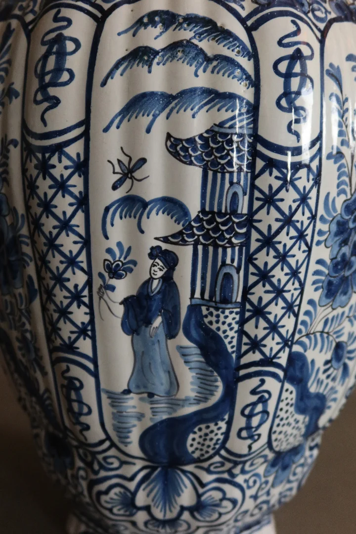Paire de grandes potiches dans le goût de Delft