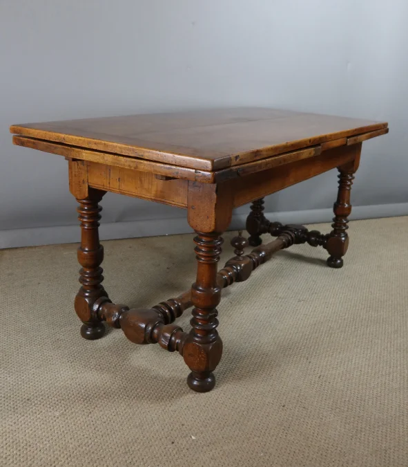Table style Louis XIII à allonges