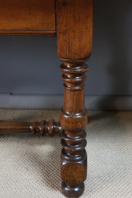 Table style Louis XIII à allonges