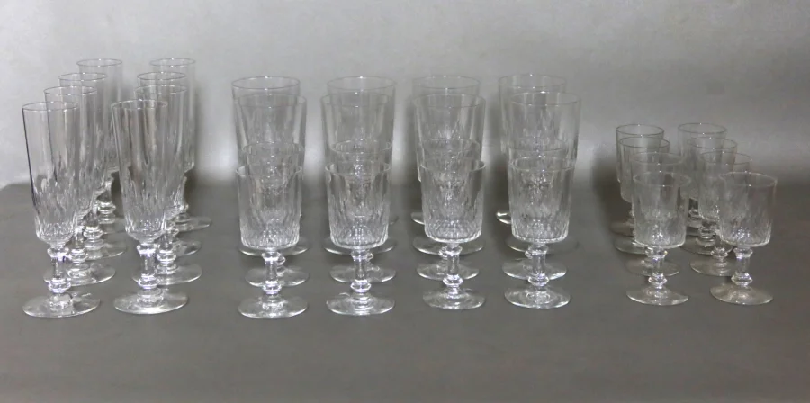 Service de verres en cristal taillé 32 pièces