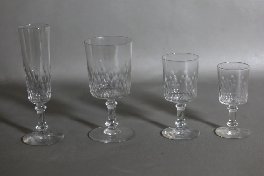 Service de verres en cristal taillé 32 pièces