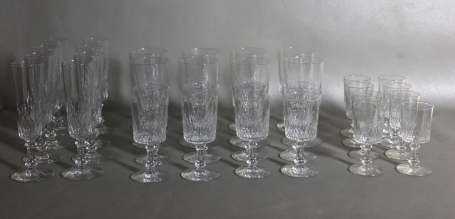 Service de verres en cristal taillé 32 pièces