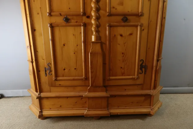 armoire en pin XX siècle