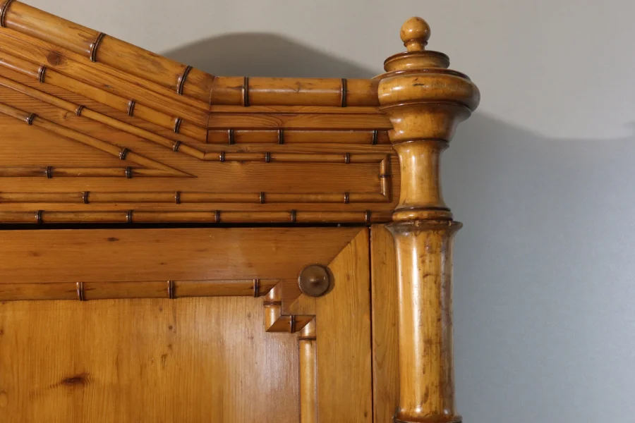 SCHRANK AUS PITTHPINE