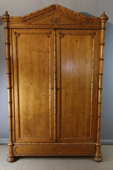 SCHRANK AUS PITTHPINE