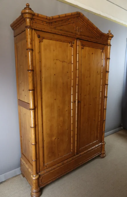 SCHRANK AUS PITTHPINE