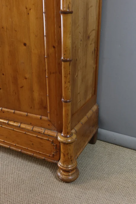 SCHRANK AUS PITTHPINE