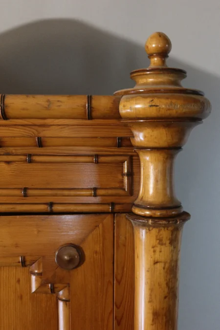 SCHRANK AUS PITTHPINE