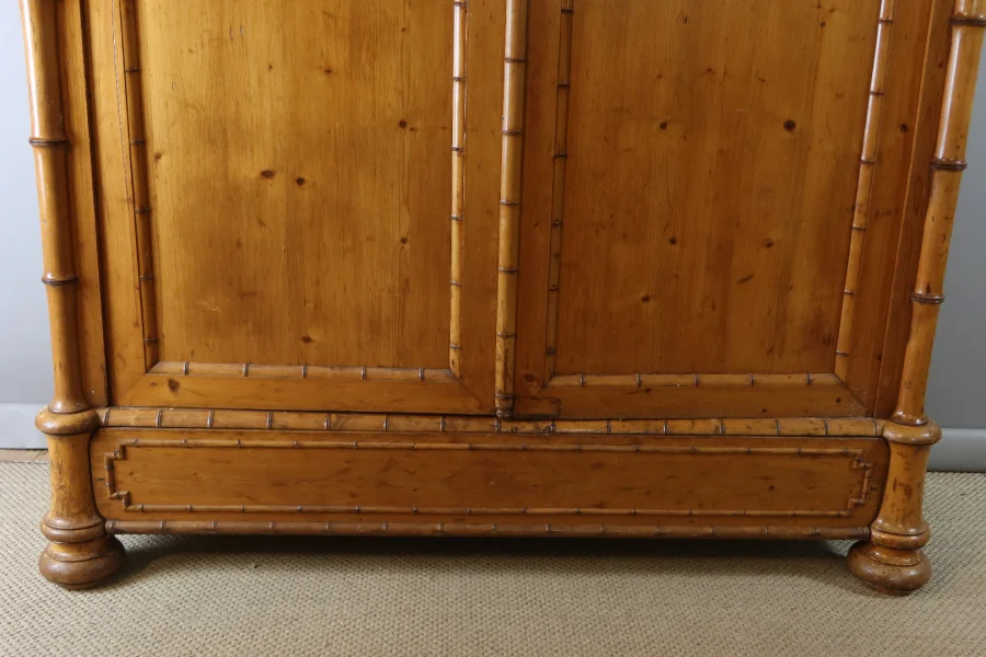 SCHRANK AUS PITTHPINE