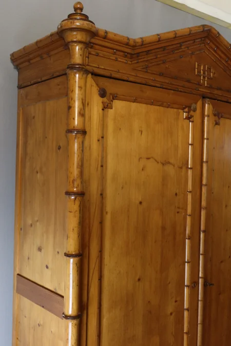 SCHRANK AUS PITTHPINE