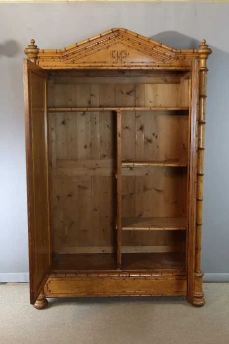 SCHRANK AUS PITTHPINE