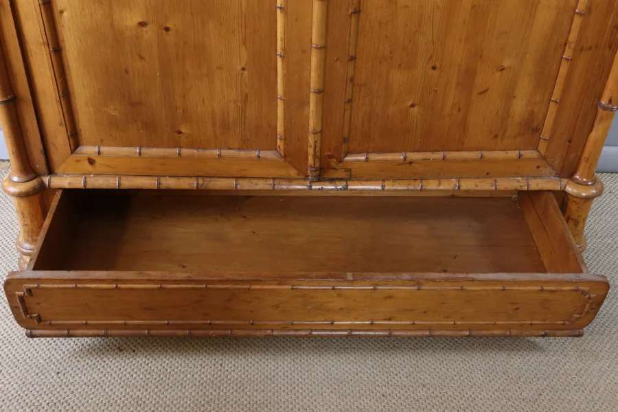 SCHRANK AUS PITTHPINE