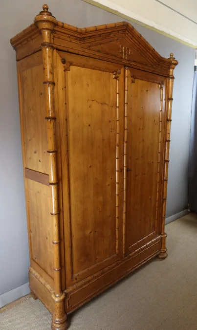 SCHRANK AUS PITTHPINE
