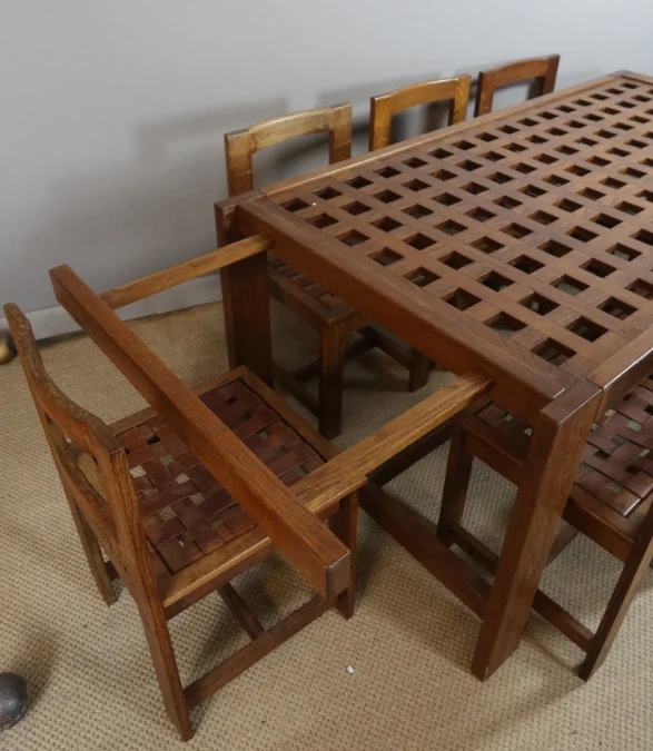 Chaises et table de salle à manger XXème siècle
