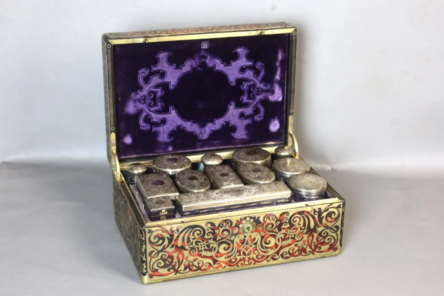 BOX IN BOULLE MARQUETRY