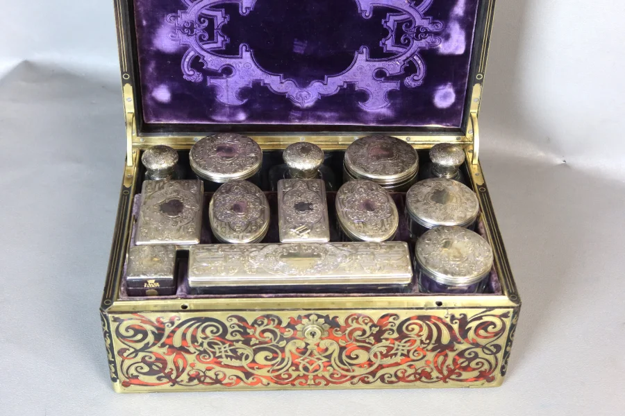 BOX IN BOULLE MARQUETRY