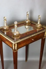 Tisch mit Dekantern