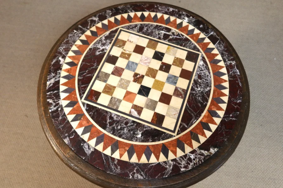 Guéridon et son plateau en marqueterie de marbre