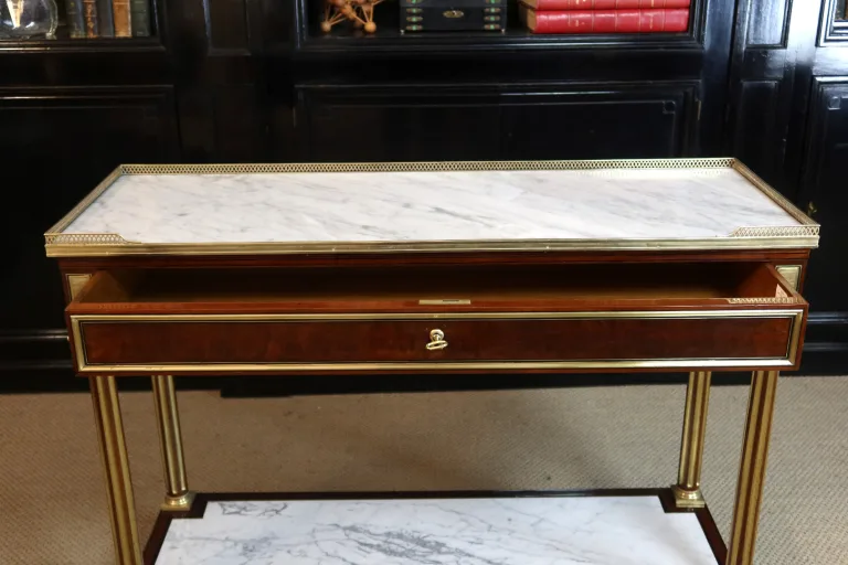 CONSOLETAFEL UIT DE PERIODE VAN LOUIS XVI