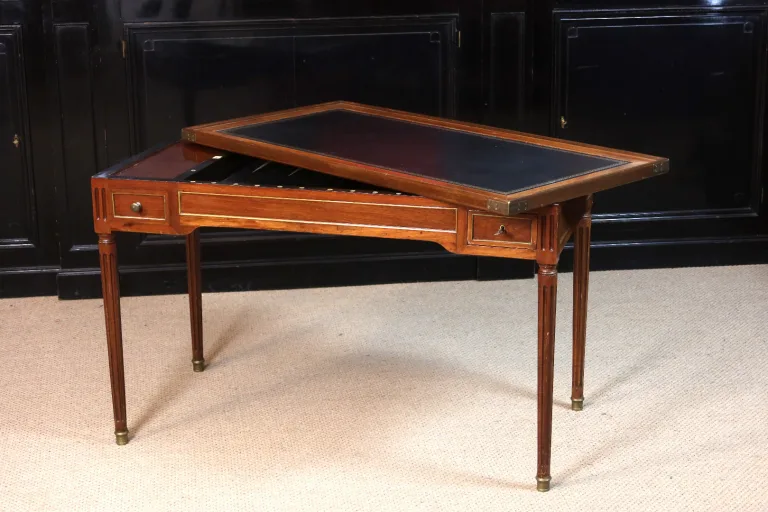 LOUIS XVI KARTENTISCH