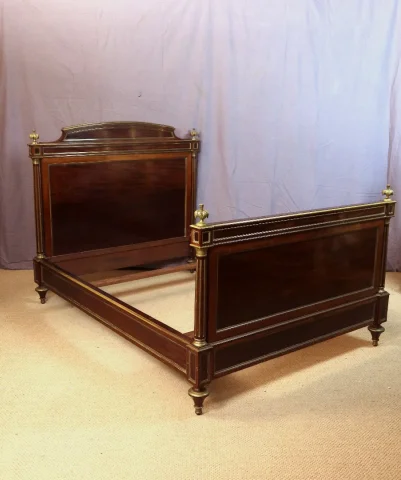 BED IN LOUIS XVI-STIJL