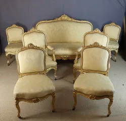 SALON-GARNITUR AUS VERGOLDETEM HOLZ