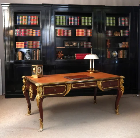 Grand bureau style Louis XV — Très bon état